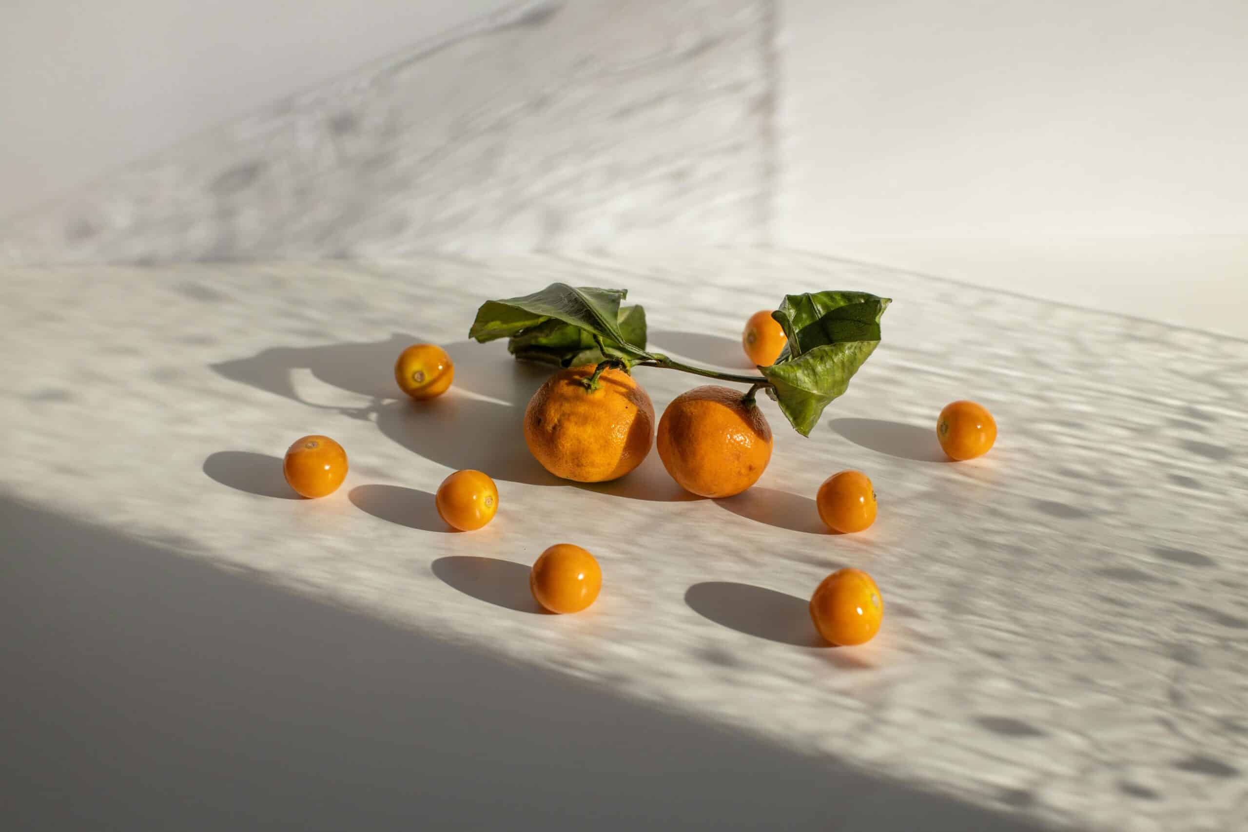 Kostenloses Stock Foto zu appetitlich, blatt, blauem hintergrund