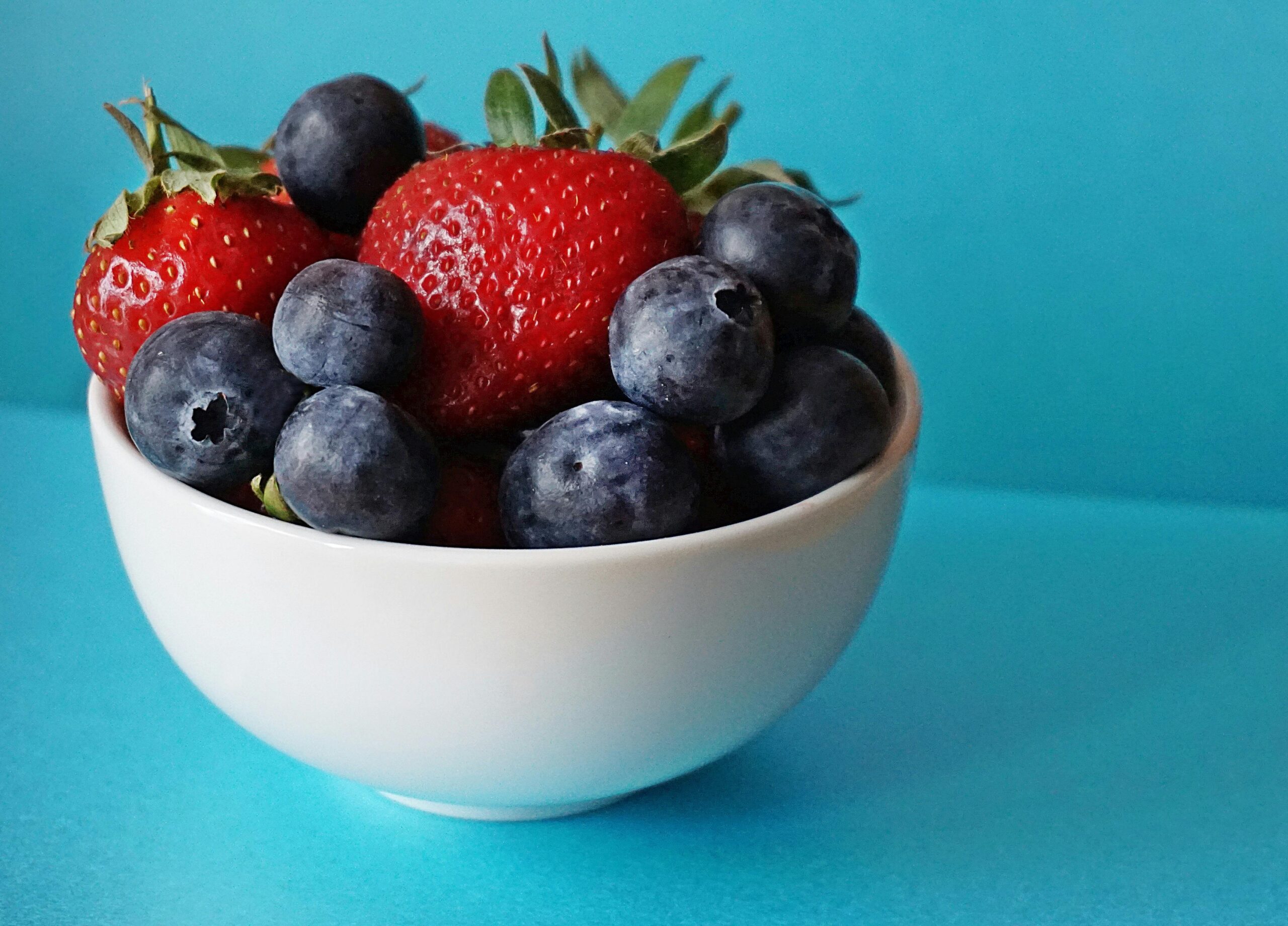 Blaubeeren Und Erdbeeren In Weißer Keramikschale