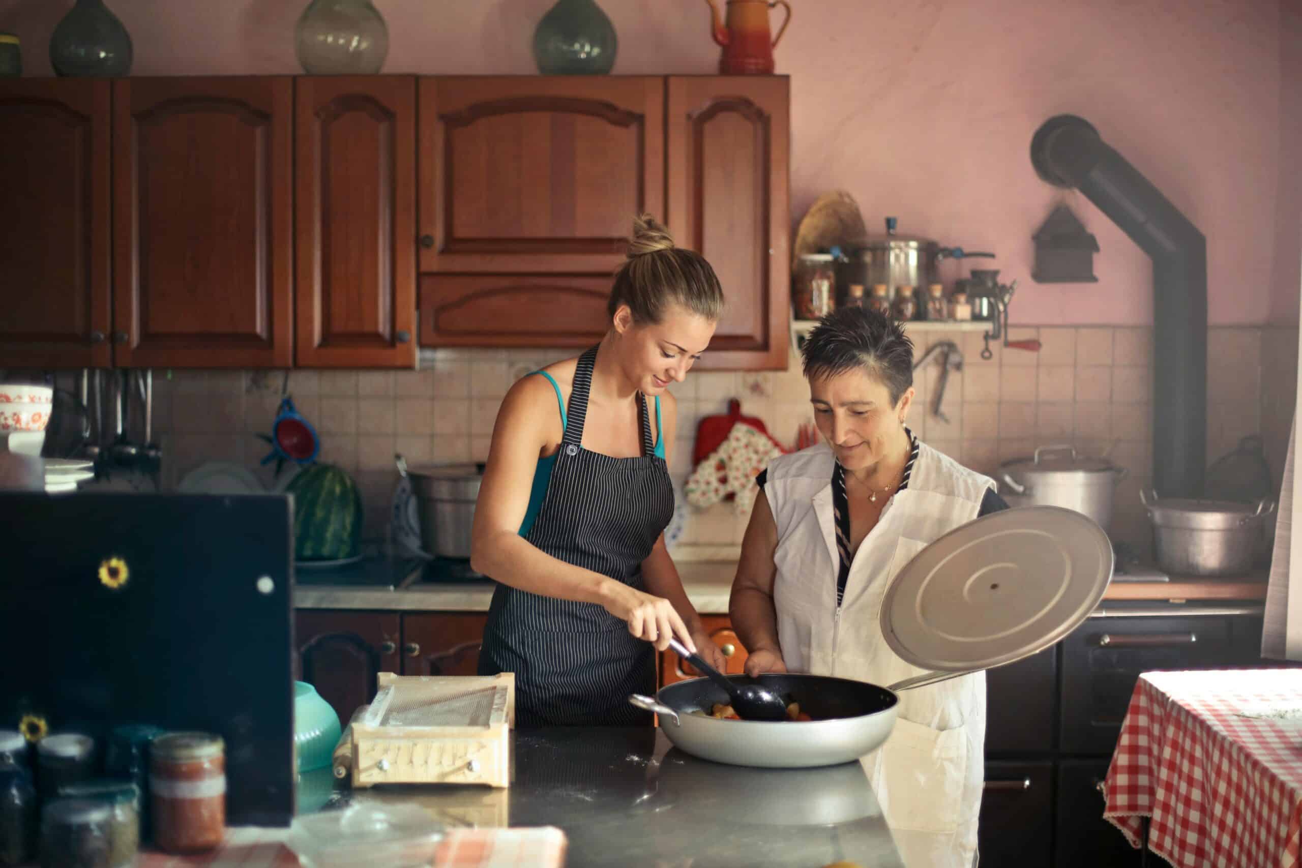 Fröhliche Frauen, Die Zusammen In Der Küche Kochen